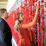 Tag 3  Als Erinnerung an den Besuch und Zeichen der Anteilnahme platzieren Máxima und Willem-Alexander Blüten an der Erinnerungswand.