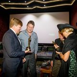 Tag 1 Neuseeland  In Wellington, der Hauptstadt von Neuseeland, besucht das holländische Königspaar ein Filmstudio und kommt zu der Ehre zwei Oscars halten zu dürfen. Vermutlich für die Saga "Herr der Ringe", der mit 17 Oscars ausgezeichnet wurde.