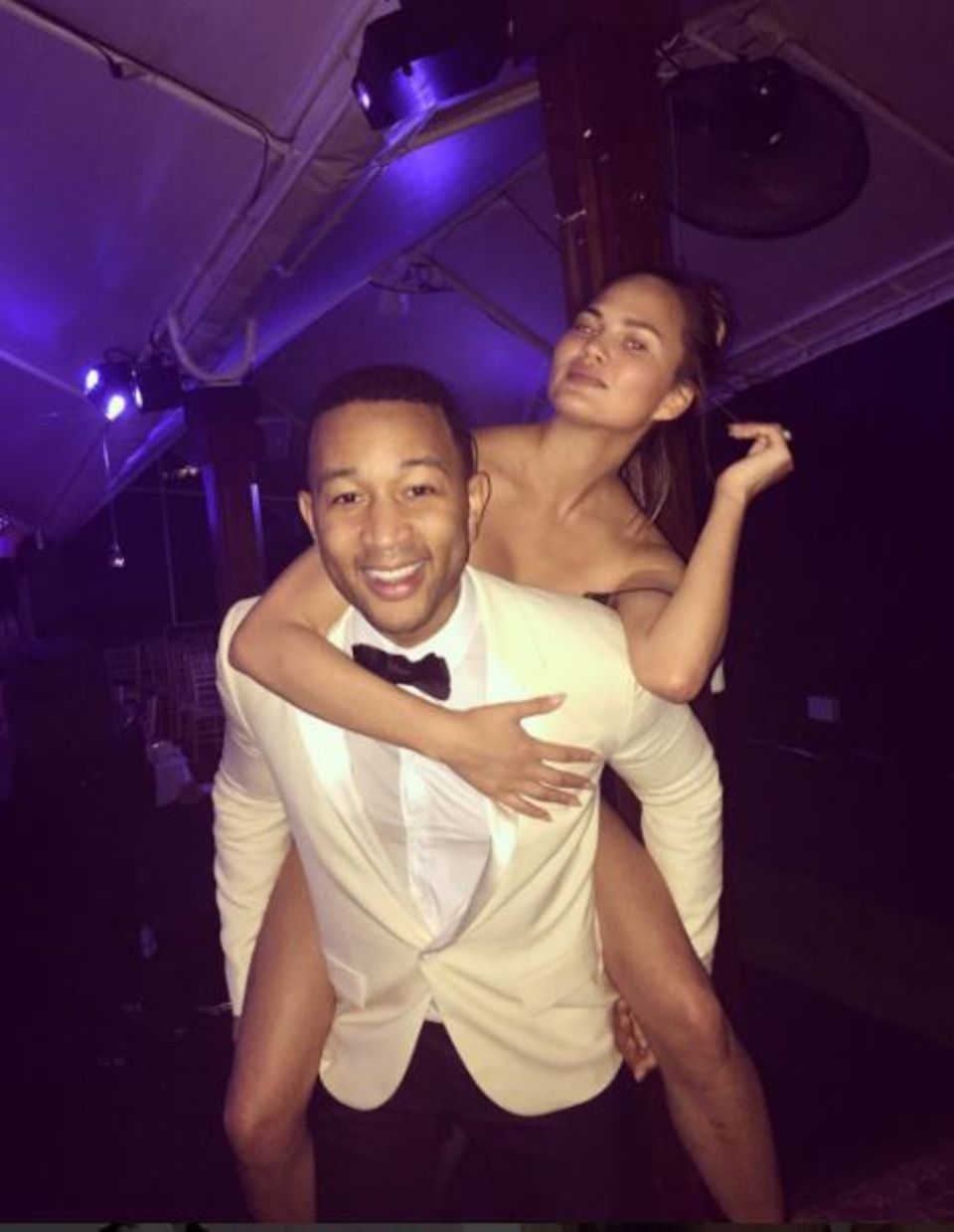 Chrissy Teigen und John Legend schweben schwer verliebt in das neue Jahr.