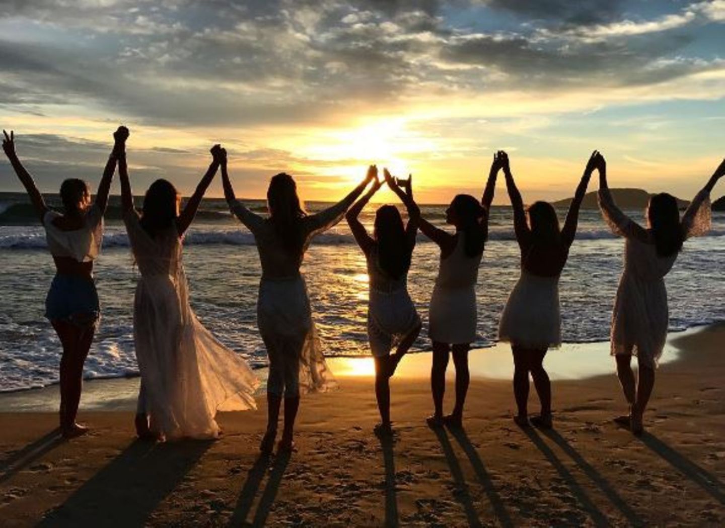 Mit ihren Freundinnen feiert Alessandra Ambrosio am Strand im brasilianischen Florianópolis. Eine traumhafte Kulisse, um in das neue Jahr zu starten.