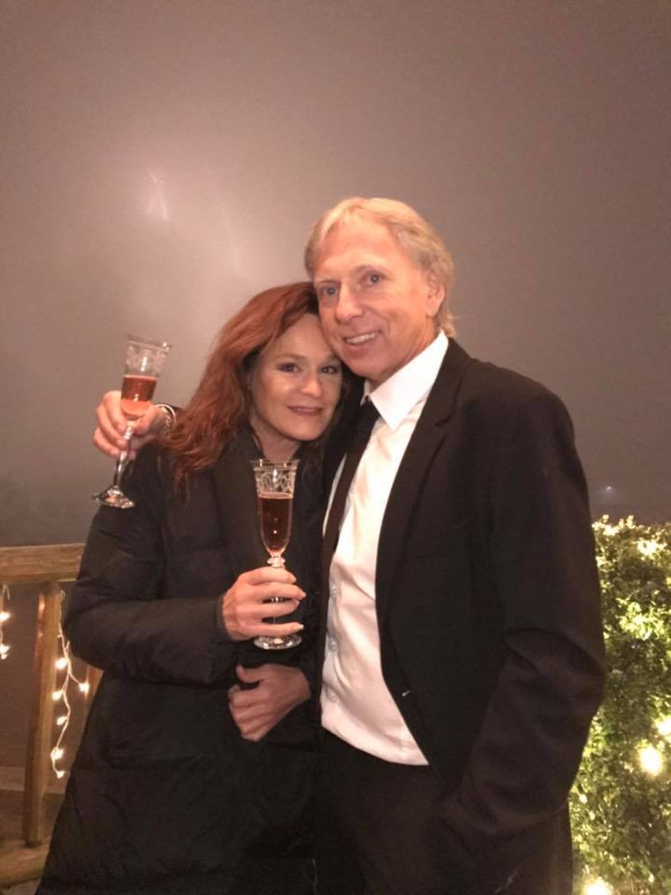 Andrea Berg und Ulrich Ferber starten gemeinsam in das neue Jahr. "Wir wünschen Euch ein glückliches und gesundes neues Jahr! Seid behütet!", wünscht die Sängerin ihren Fans. Andrea Berg und Ulrich Ferber starten gemeinsam in das neue Jahr. "Wir wünschen Euch ein glückliches und gesundes neues Jahr! Seid behütet!", wünscht die Sängerin ihren Fans.