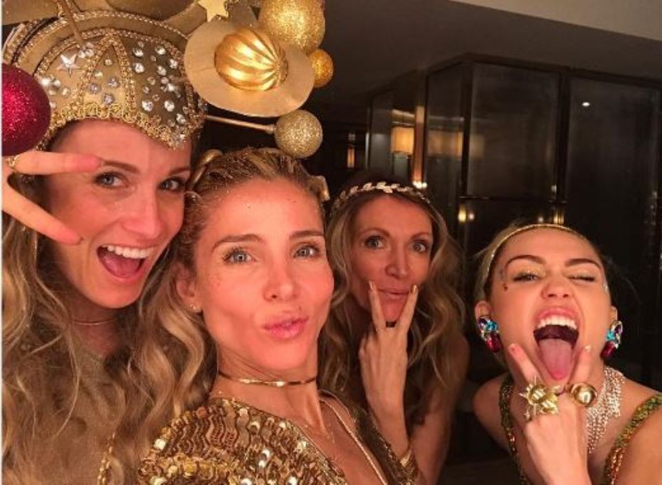 Frauen-Power auf der Silvester-Party von Familie Hemsworth: Elsa Pataky, Miley Cyrus und Mama Tish Cyrus posieren für ein Selfie.