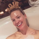 Mal eine andere Art Silvester zu feiern: Schauspielerin January Jones gönnt sich zum Jahresstart ein Detox-Bad. Für ein bisschen Party-Feeling in der Badewanne sorgt ein Glitzer-Haarreif.