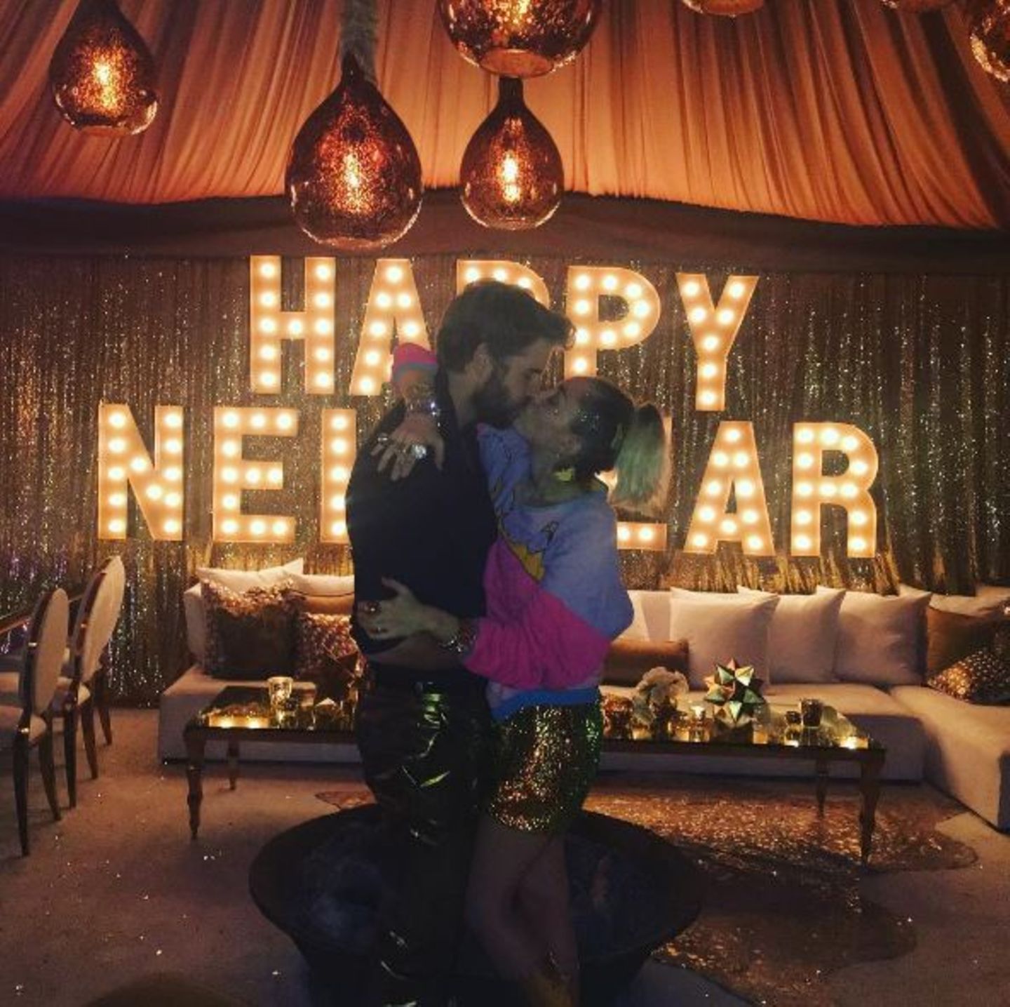 Liam Hemsworth und Miley Cyrus feiern eine große Silvesterparty mit ihren Familien. Der obligatorische Kuss um 0 Uhr darf natürlich auch bei den Filmstars nicht fehlen. Bei so viel Liebe fagen wir uns natürlich, ob wir uns 2017 endlich über eine Hochzeit freuen dürfen?