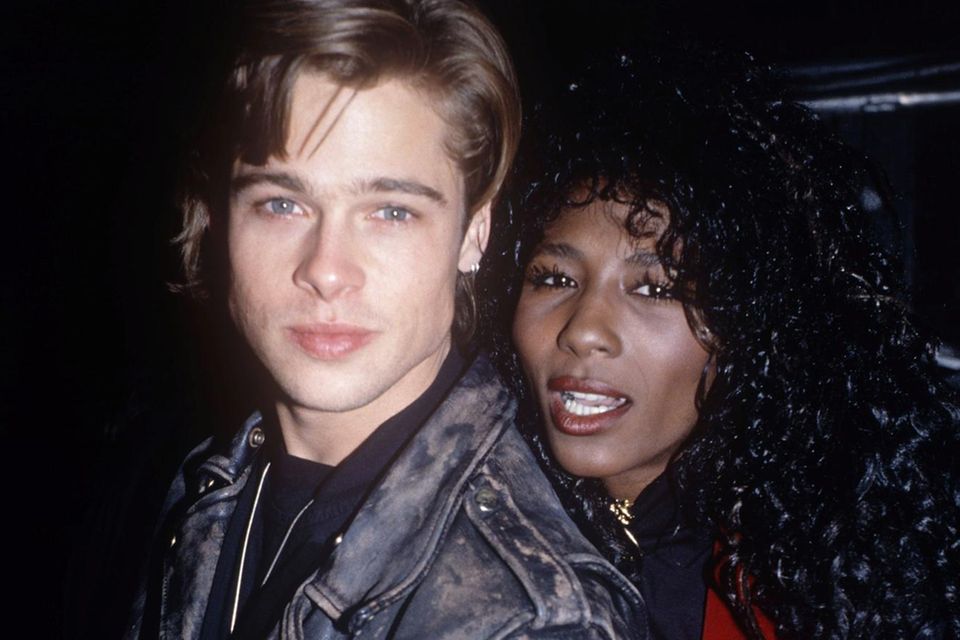 Ein Pärchenfoto aus dem Jahr 1988: Brad Pitt war zarte 25 Jahre alt, als er die Popsängerin Sinitta datete