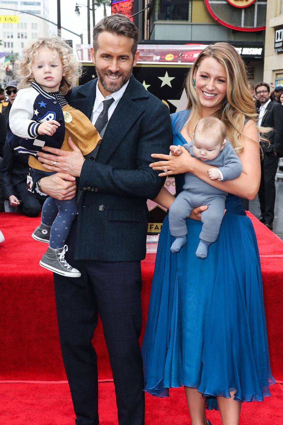 Ryan Reynolds mit Tochter James auf dem Arm, Ehefrau Blake Lively hält Töchterchen Ines