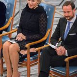 Nachmittags zur Preisverleihung in Oslo kommt Norwegens Kronprinzessin in einem eleganten schwarzen Spitzenkleid, dazu trägt sie ein Haarschmuck in Zartrosa, die abgestimmt auf ihre Lackpumps sind.