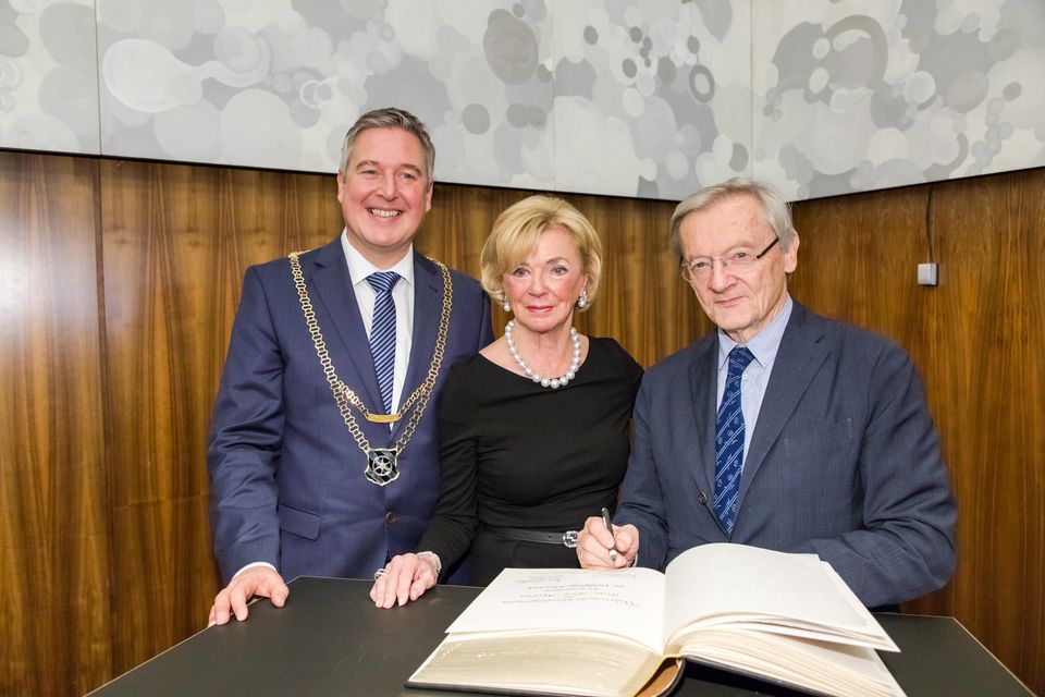 Liz Mohn: Liz Mohn mit dem Bürgermeister der Stadt Gütersloh Henning Schulz und dem ehemaligen österreichischen Bundeskanzler Wolfang Schüssel Liz Mohn mit dem Bürgermeister der Stadt Gütersloh Henning Schulz und dem ehemaligen österreichischen Bundeskanzler Wolfang Schüssel
