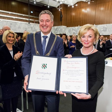 Liz Mohn mit dem Bürgermeister der Stadt Gütersloh Henning Schulz