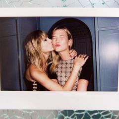 Karlie Kloss übermittelt ihrer besten Freundin als eine der Ersten Glückwünsche zum Geburtstag: "Ich fühle mich gesegnet, dich zu meiner Freundin, Schwester und Komplizin zu zählen", schreibt die Laufstegschönheit zu einer Polaroid-Aufnahme auf Instagram, auf der Taylor ihr ein Küsschen auf die Wange gibt.