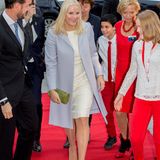 Kronprinzessin Mette-Marit besucht vormittags zum Auftakt des Nobeltages das Friedensfest der Kinder. Die Haare offen, ein pastellgelbes Etuikleid und ein taubengrauer Mantel lassen sie pudelwohl fühlen.