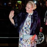 Abends zum Nobel-Galadinner erscheint Kronprinzessin Mette-Marit in einem langen Abendkleid mit großen Mustern. Darüber eine dunkle Pelz-Stola.