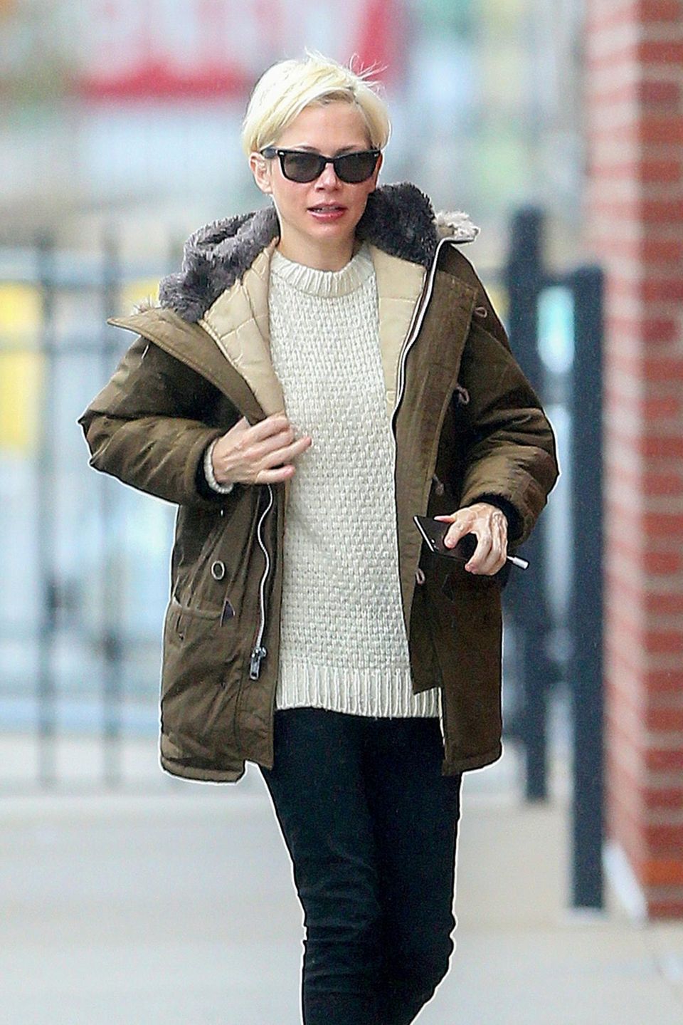 Michelle Williams schlendert durch die Straßen von New York. Bei genauerem Hinsehen fallen ihre sehnigen Hände auf. Michelle Williams schlendert durch die Straßen von New York. Bei genauerem Hinsehen fallen ihre sehnigen Hände auf.