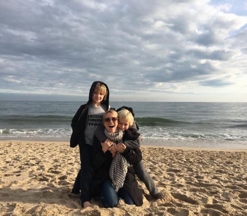 November 2016   Ein Tag am Meer mit ihren beiden Söhnen Sasha und Samuel lässt Naomi Watts strahlen. Sie schreibt dazu nur:"Dankbar!"