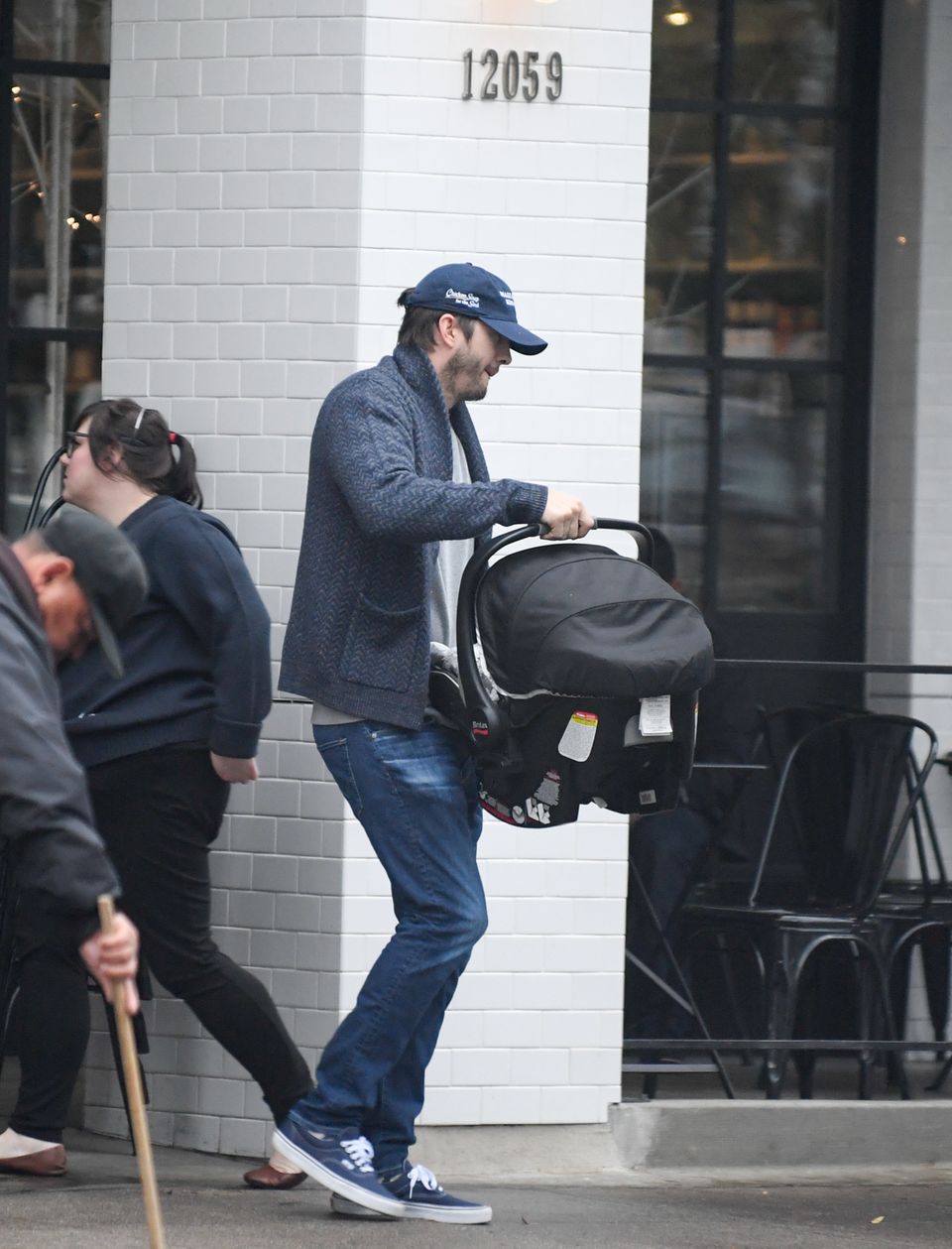 Ashton Kutcher verlässt ein Restaurant mit Sohnemann Dimitri.
