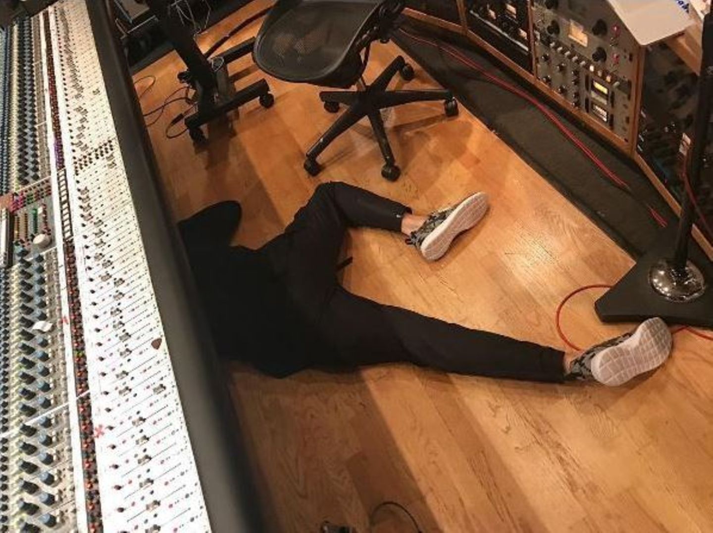 John Mayer scheint wohl etwas zu lange im Studio verbracht zu haben. Herrjemine, gibt es denn kein kleines Sofa für das arme Arbeitsbienchen?