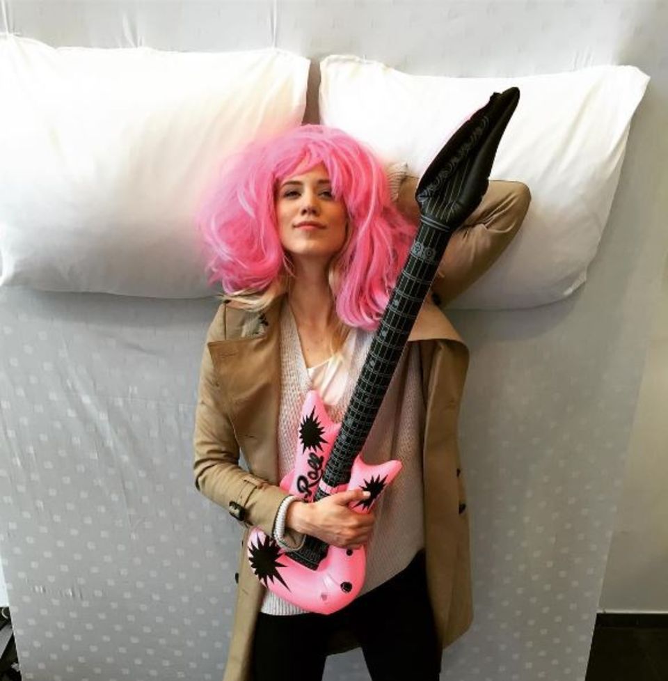 Rock'n'Roll: Pinklady Larissa Marolt geht mit ihrer Gitarre und Perrücke ins Bett.