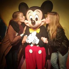 Dezember 2016   Glücklicher Micky: Blake Lively und ihre Freundin verwöhnen die Disneyfigur mit einem Küsschen.