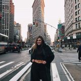 Glückliches Mädchen in New York - postet Stefanie Giesinger. Also wenn Mama das sieht, gibt es bestimmt Ärger wegen dem Bauchfrei-Outfit in der winterlichen Großstadt.