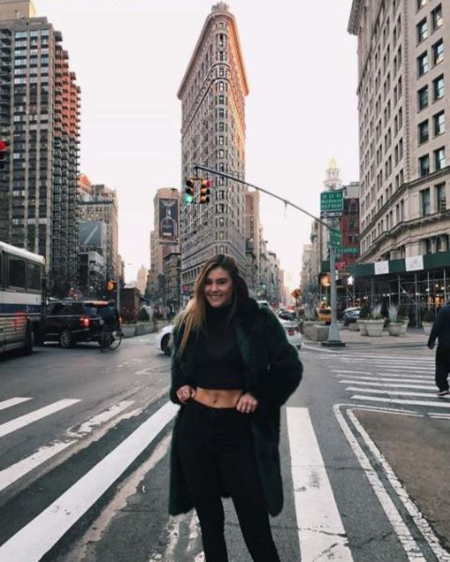 Glückliches Mädchen in New York - postet Stefanie Giesinger. Also wenn Mama das sieht, gibt es bestimmt Ärger wegen dem Bauchfrei-Outfit in der winterlichen Großstadt.