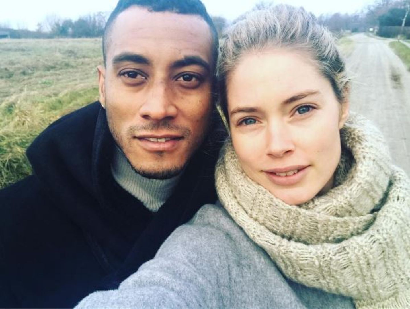 "Heute war ein schöner Tag! Liebe dich sehr" - postet Doutzen Kroes zum Selfie mit Ehepartner Sunnery James.