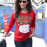 Camila Alves scheint sich über das witzige Wortspiel auf ihrem Weihnachtspulli am meisten zu freuen. Na, dann mal "Fleece Navidad".