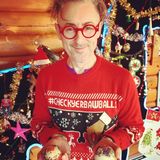 Alan Cumming macht mit seinem X-Mas-Sweater noch auf eine sehr wichtige Sache aufmerksam: Hodenkrebsvorsorge! Also... #checkyerbawballs