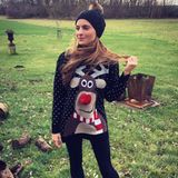 Eingepackt wie ein Geschenk: Mit so viel Stoff haben wir Sophia Thomalla noch nie gesehen. Den niedlichen Weihnachtspulli hätten wir auch gerne unter dem Weihnachtsbaum liegen, bitte!