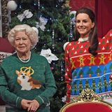 So stellt man sich bei Madame Tussauds Weihnachten bei den Royals vor. Die Queen und ihre Lieben haben festliche Outfits an - und der Corgis thront vor allen.