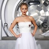 Schön wie eine Braut sieht Jennifer Lawrence bei der Hollywood-Premiere von "Passengers" aus. Das weiße Bustier-Kleid von Dior bekommt durch das aufstickte, rote Herz eine noch bezauberndere Note.