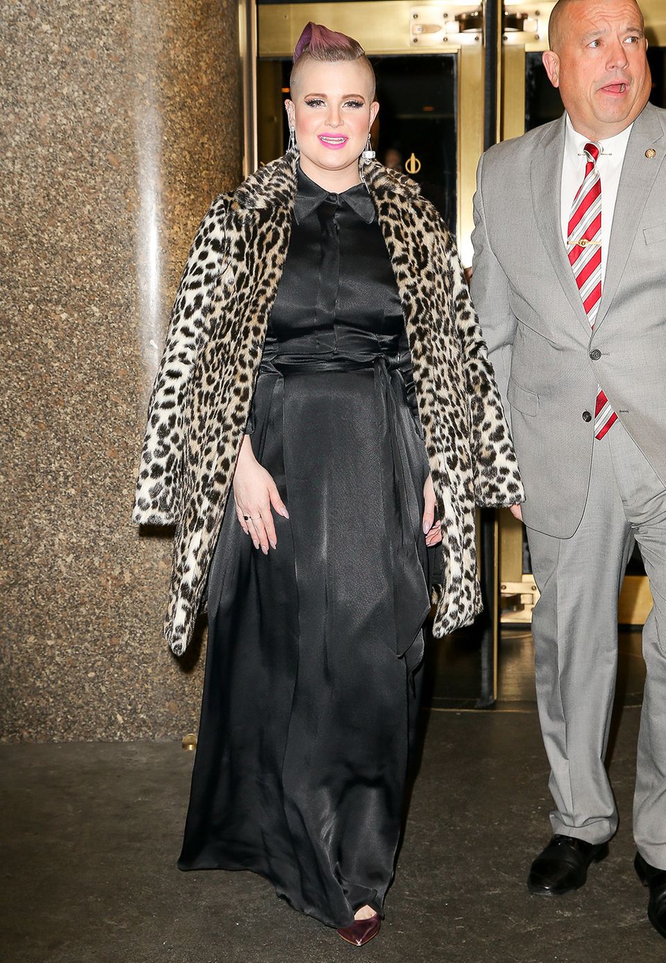 Immer wenn Kelly Osbourne wieder an Gewicht zulegt, sind ihre Outfits eher weit und verhüllend, so wie bei diesem Seidenkleid, über dem sie zusätzlich ihren Leo-Print-Mantel trägt. Immer wenn Kelly Osbourne wieder an Gewicht zulegt, sind ihre Outfits eher weit und verhüllend, so wie bei diesem Seidenkleid, über dem sie zusätzlich ihren Leo-Print-Mantel trägt.