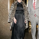 Immer wenn Kelly Osbourne wieder an Gewicht zulegt, sind ihre Outfits eher weit und verhüllend, so wie bei diesem Seidenkleid, über dem sie zusätzlich ihren Leo-Print-Mantel trägt.