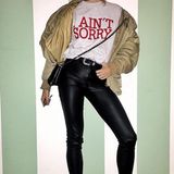 Mit dem "Ain't Sorry"-Pullover des Berliner Labels "L.A.LU Design" setzt Lena Gercke ein Fashion-Statement.