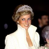 Lady Diana bekam das Diadem mit den 19 diamantenbesetzten Bögen, in die Perlen baumeln, zur Hochzeit mit Prinz Charles 1981 geschenkt. Queen Elizabeth hatte das wertvolle Accessoire von ihrer Großmutter Queen Mary geerbt. Nach Dianas und Charles' Scheidung im Jahr 1996 blieb "The Cambridge Lover's Knot" im Besitz der königlichen Familie.
