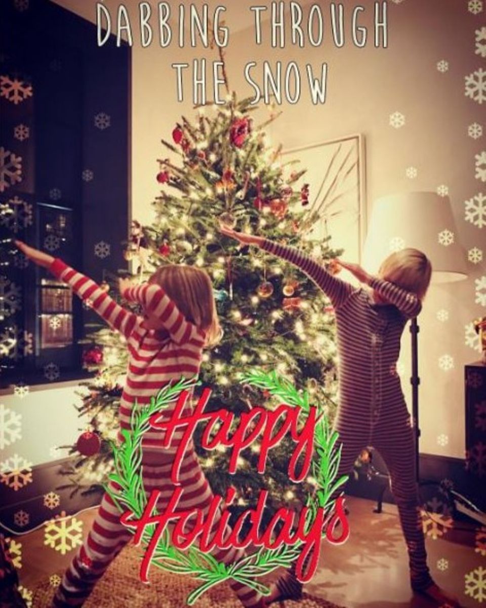 Naomi Watts' Kids tanzen sich in Weihnachtsstimmung. Naomi Watts' Kids tanzen sich in Weihnachtsstimmung.