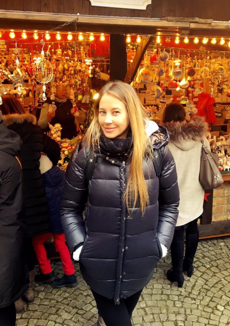 Alessandra Meyer-Wölden gönnt sich einen Tag auf dem Weihnachtsmarkt. Sie genießt den Besuch in der alten Heimat München. Alessandra Meyer-Wölden gönnt sich einen Tag auf dem Weihnachtsmarkt. Sie genießt den Besuch in der alten Heimat München.