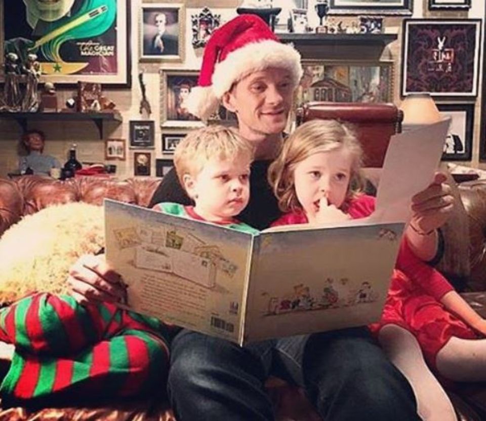 Neil Patrick Harris liest seinen Kindern Gideon und Harper Weihnachtsgeschichten vor. Dabei darf natürlich eine Zipfelmütze nicht fehlen. Neil Patrick Harris liest seinen Kindern Gideon und Harper Weihnachtsgeschichten vor. Dabei darf natürlich eine Zipfelmütze nicht fehlen.