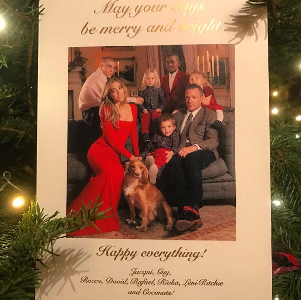 Guy Ritchies Ehefrau Jacqui zeigt die Weihnachtskarte der Patchworkfamilie. Darauf zu sehen sind nicht nur ihre gemeinsamen Kinder Rafael, Rivka und Levi, sondern auch Guy Ritchies Söhne Rocco und David aus der Ehe mit Madonna. Guy Ritchies Ehefrau Jacqui zeigt die Weihnachtskarte der Patchworkfamilie. Darauf zu sehen sind nicht nur ihre gemeinsamen Kinder Rafael, Rivka und Levi, sondern auch Guy Ritchies Söhne Rocco und David aus der Ehe mit Madonna.
