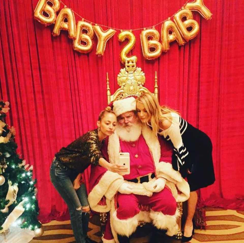 Er ist es wirklich, der Weihnachtsmann, da lässt sich sogar Nicole Richie hinreißen ein Selfie zu machen. Er ist es wirklich, der Weihnachtsmann, da lässt sich sogar Nicole Richie hinreißen ein Selfie zu machen.