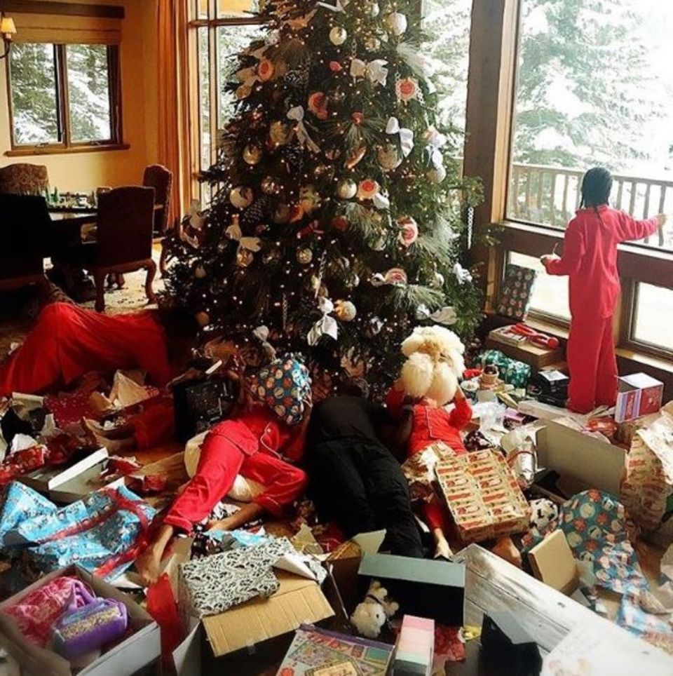 Heidi Klum, Seal und die Kids wurden von einer riesigen Geschenkelawine überrollt. Heidi Klum, Seal und die Kids wurden von einer riesigen Geschenkelawine überrollt.