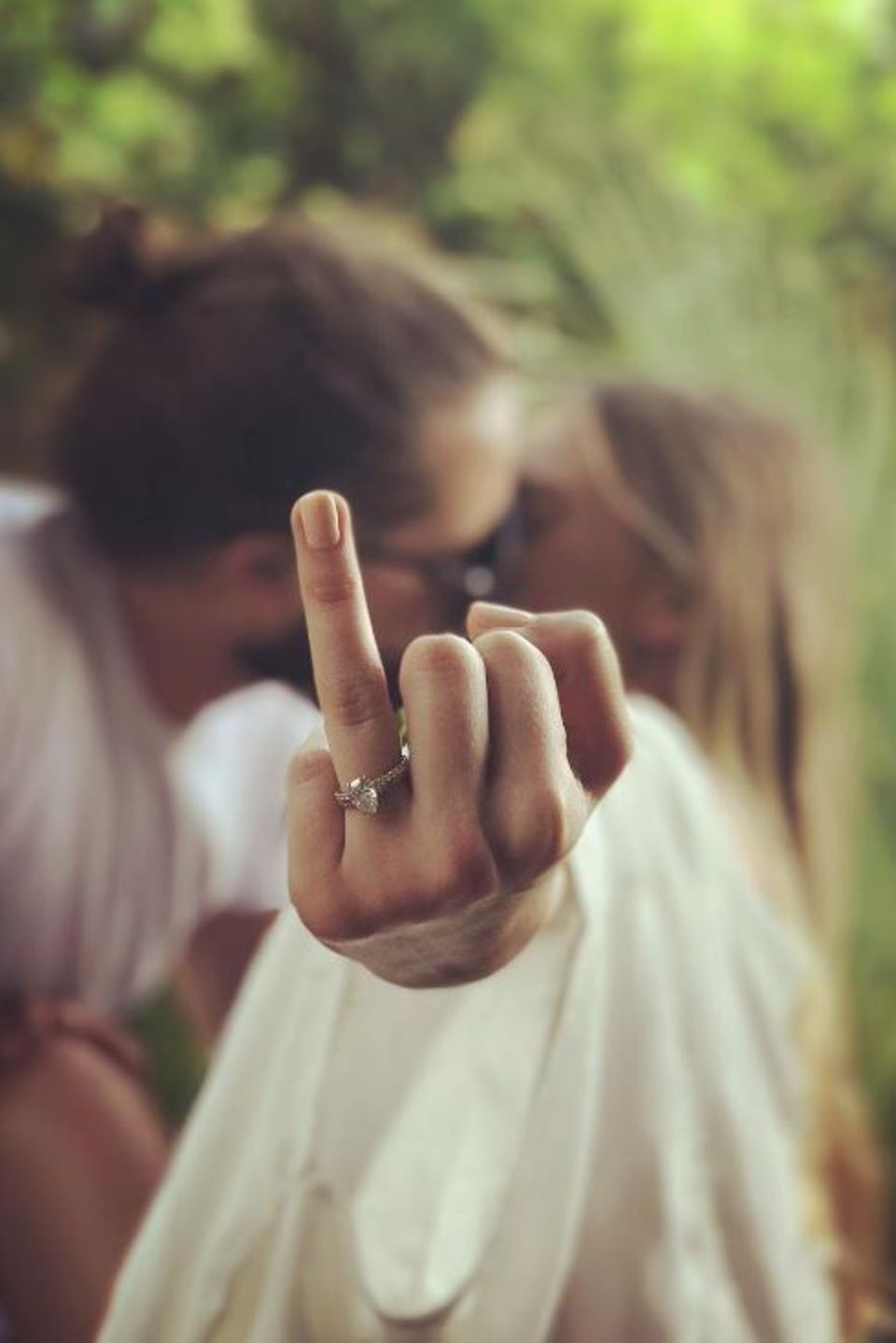 Was für ein schöner Klunker! In einem witzigen Instagram-Posting zeigt sich Schauspielerin Margot Robbie nicht nur knutschend mit ihrem Ehemann Tom Ackerley, sondern präsentiert ihren Followern auch ihren wunderschönen Ehering.