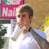 Der sonst so eitle Popstar Justin Bieber hatte diesmal wohl keine Lust auf Hairstyling. Sein wuscheliger, zotteliger Playmobil-Look gehört nicht gerade zu seinen Paradefrisuren.