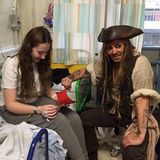 Johnny Depp überrascht die kleinen Patienten im Kinderkrankenhaus "Great Ormond Street" in London als "Jack Sparrow". Seit seine Tochter Lily-Rose Depp 2007 hier wegen Nierenversagen behandelt wurde, liegt dem Schauspieler die Klinik am Herzen.