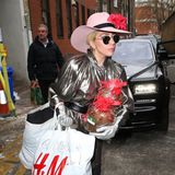Lady Gaga ist ein bunter Vogel mit großem Herz. Sie besucht in London ein Obdachlosenheim und beglückt alle persönlich mit nützlichen Weihnachtsgeschenken.