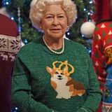 Wunderschön: Die Queen aus Wachs trägt einen Weihnachtspullover mit Corgi-Motiv. Kitschiger geht es kaum!