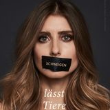 Cathy Hummels blickt direkt in die Kamera, ihr Mund ist zugeklebt. Mit dem neuen Kampagnenmotiv "Schweigen lässt Tiere leiden – Tierquälerei melden!" macht das Model zusammen mit der Tierrechtsorganisation PETA darauf aufmerksam, dass Tausende von Tieren Qualen ausgesetzt sind, weil Menschen schweigen.