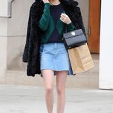 Winter - vs. Sommerstyle: Oben warm eingepackt mit Strickpulli und Kuscheljacke, unten mit nackten Beinen und Ballerinas, spaziert Emma Roberts durch Los Angeles.