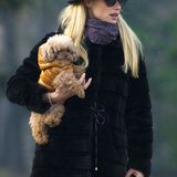 Für den Spaziergang mit ihren Liebsten im Park in Mailand hat sich Michelle Hunziker mit dicker Jacke, Schal und einem stylischen Hut ausgestattet.