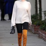Emma Roberts Overknee-Stiefel aus Wildleder sind ein echtes Highlight im tristen Herbst.