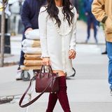 Zum cremefarbenen Blusenkleid kombiniert Olivia Munn weinrote Overknees und eine farblich passende Handtasche.
